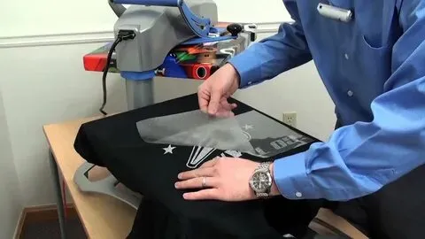 Tips to Consider When Removing Screen Printing From a Fabric